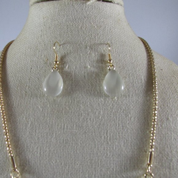 White Peacock Opal Crystal Gold Necklace Set - Picture 7 of 8